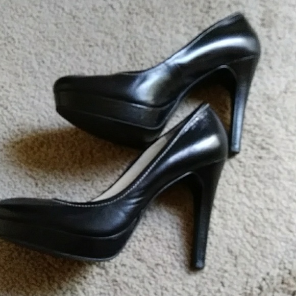 Calvin Klein Classic Black Pumps - Picture 2 of 4
